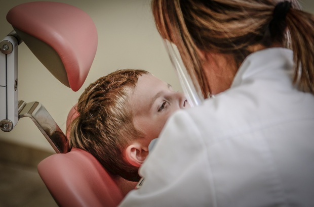 Dentysta w szkole (foto: pixabay) NFZ promuje gabinety stomatologiczne w szkołach, ale jak?