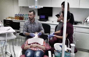 Znieczulenia komputerowe (foto: FM DENTAL) Mówiący komputer, który znieczula zęby