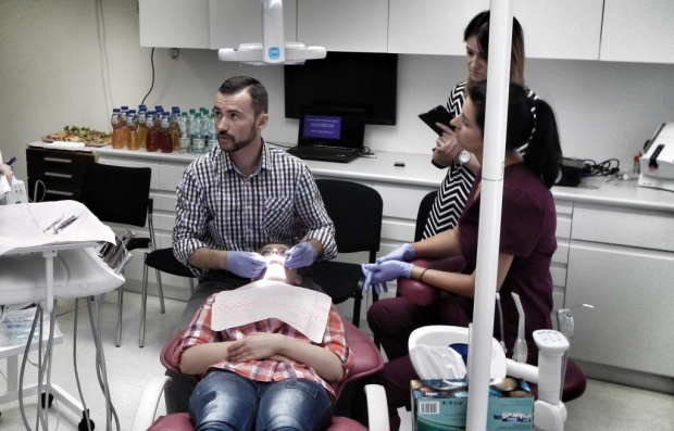 Znieczulenia komputerowe (foto: FM DENTAL) Mówiący komputer, który znieczula zęby