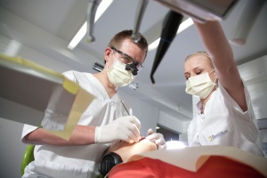 Zabieg w Dentim Clinic (fot. Dentim Clinic) Oklaski dla Dentim Clinic - lidera konkursu „Hipokrates 2015”