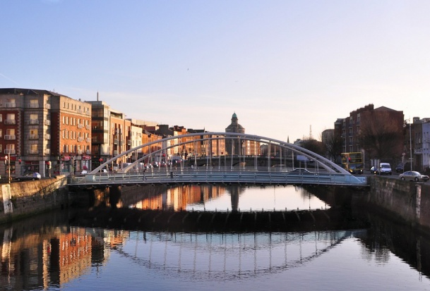 Most Dublin Irlandia Eire City Kanał Rzeka Domy (foto: pixaay) Dentyści muszą opłacać się mafii