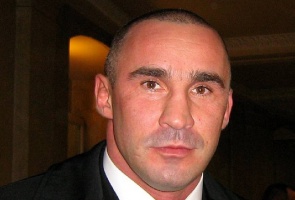 Przemysław Saleta (źródło: Wikimedia) Przemysław Saleta chwali się implantami