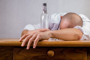 CED przestrzega przed alkoholem (foto: pixabay) CED: Alkohol to wróg zębów