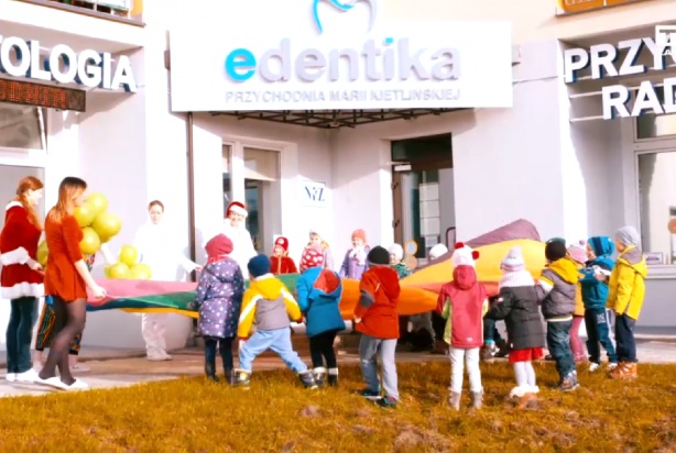 Edentika bawi i uczy Edentika świątecznie edukuje przedszkolaków