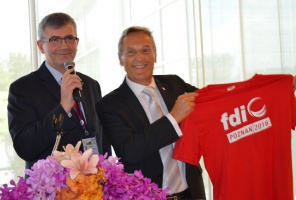 Bartłomiej W. Loster, prezydent PTS. oraz dr Patrick Hescot, prezydent FDI Co zawdzięczasz FDI, a co FDI Tobie?