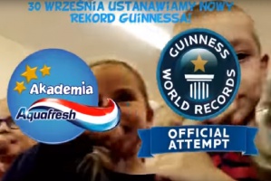 Polski rekord Guinnessa w jednoczesnym myciu zębów Co z polskim rekordem Guinnessa w jednoczesnym szczotkowaniu zębów?