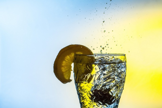 Woda gazowana szkodzi uzębieniu (foto: pixabay) Woda z bąbelkami nie jest przyjacielem zębów