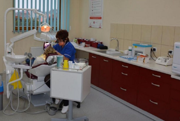Gabinet w szkole w Sulikowie (źródło: gmina Sulików) Powiat Zgorzelec: hołubią gabinet stomatologiczny w szkole