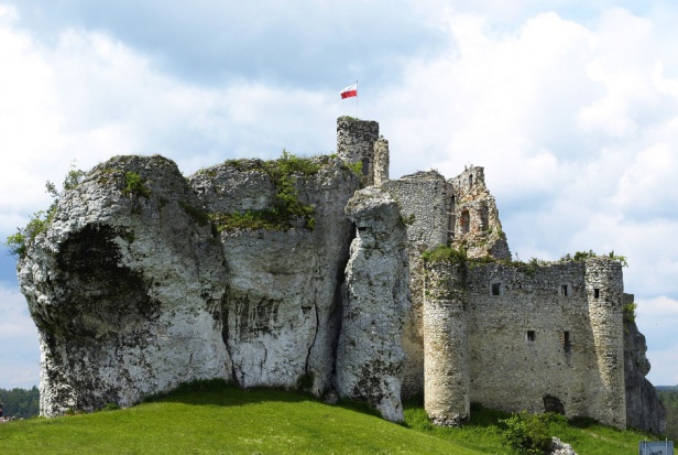 Ruiny zamku Mirów (foto: pixabay) SLD: 1050 szkolnych gabinetów stomatologicznych na rocznicę chrztu Polski