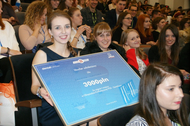 Laureatka Olimpiady, Marietta Grytner, po wręczeniu nagrody (foto: archiwum) Marietta Grytner z ŚUM zawojowała Dentalcare. Duże brawa.