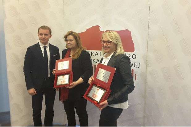 Przedstawicielki branży medycznej z certyfikatami Placówka Medyczna roku 2015 (foto: infoDENT24.pl) Godła: Placówka Stomatologiczna roku 2015 - wręczone