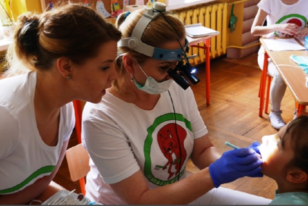 Wiewiórka Julia w Pleszewie (foto: Fundacja WJ) Wiewiórka Julia przebadała zęby w Pleszewie