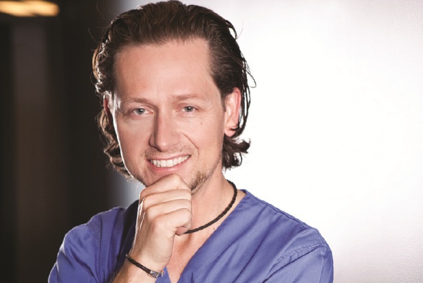 dr n. med. Maciej Żarow (foto: archiwum) Dr Maciej Żarow: jest alternatywa dla ciężkiej protetyki w przypadku starć i erozji zębów