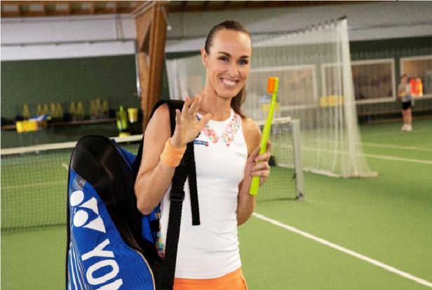 Olśniewający uśmiech Martiny Hingis Martina Hingis promuje zdrowy uśmiech