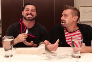 Roman Atwood i Alex Mendel w akcji Do czego YouTuberom służy retraktor dentystyczny? Żenada.