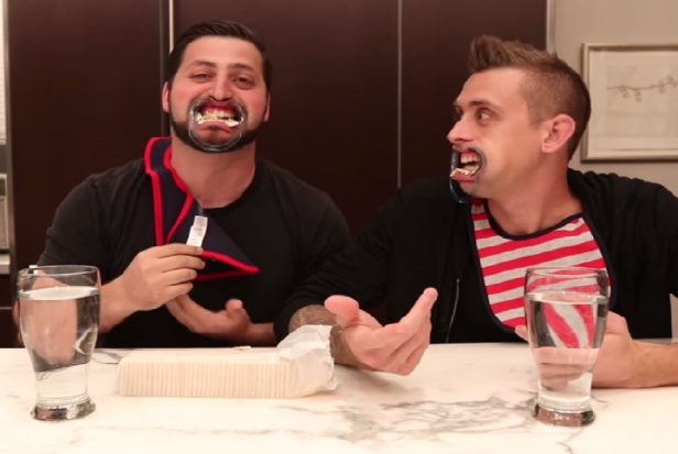 Roman Atwood i Alex Mendel w akcji Do czego YouTuberom służy retraktor dentystyczny? Żenada.