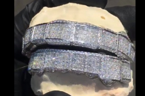 Tyga zafundował sobie grilla Raper Tyga uśmiecha się złotem i diamentami