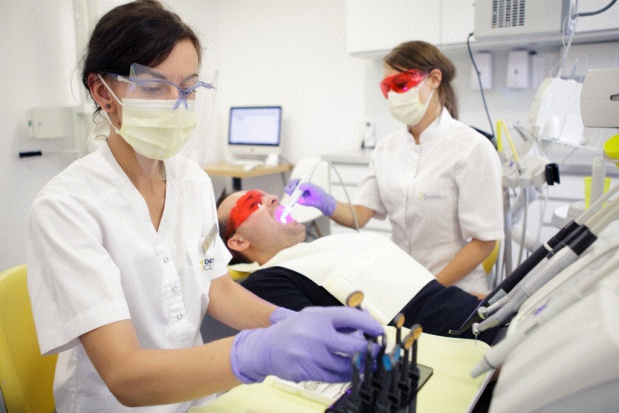Nowoczesne metody poprawiania uśmiechu (fot: Dentim Clinic) „Soczewki kontaktowe” na zęby?
