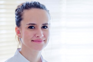 lek. dent. Romana Markiewicz fot. Dentim Clinic Upały? Poinstruuj pacjenta jak ma chronić swoje zęby
