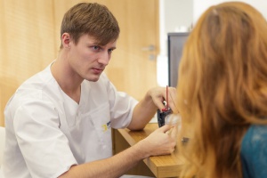 Lek. dent. Tomasz Łukasik (foto: Dentim Clinic) Dentysta nie fryzjer, a więc o czym rozmawiać z pacjentką