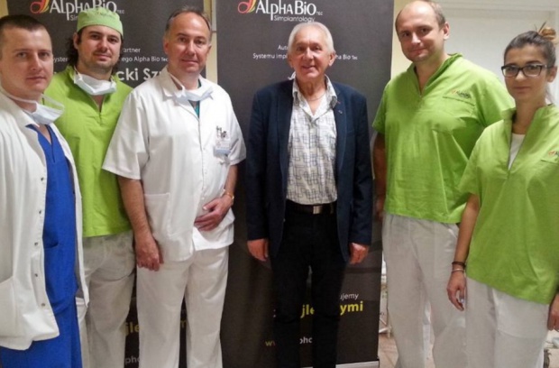 Tadeusz Mytnik i stomatolodzy z Uniwersyteckiego Szpitala Klinicznego im. WAM Nowe zęby Tadeusza Mytnika