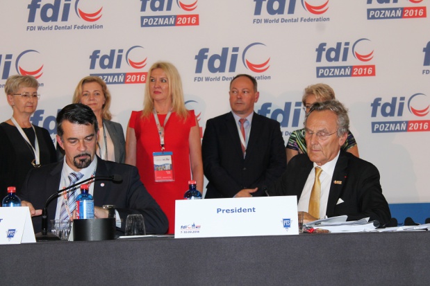 Podczas obrad Parlamentu FDI w Poznaniu (foto: infoDENT24.pl) Wrocławscy stomatolodzy nagrodzeni na kongresie FDI w Poznaniu