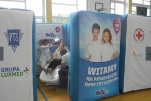 Sala gimnastyczna pomieściła 6 "gabinetów dentystycznych" Zachodniopomorskie: trwa akcja „Chronimy dziecięce uśmiechy