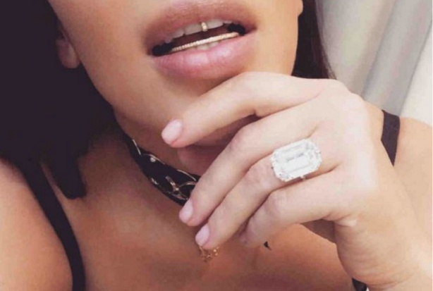 Kim Kardashian opublikowała na Instagramie zdjęcie nowej biżuterii Kim Kardashian obrabowana ze złota, a co ze złotem w zębach?