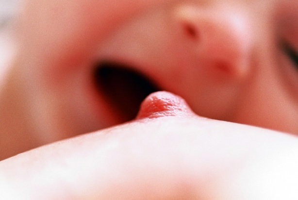 Kiedy karmienie piersią dziecka zagraża jego zębom