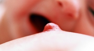 Kiedy karmienie piersią dziecka zagraża jego zębom