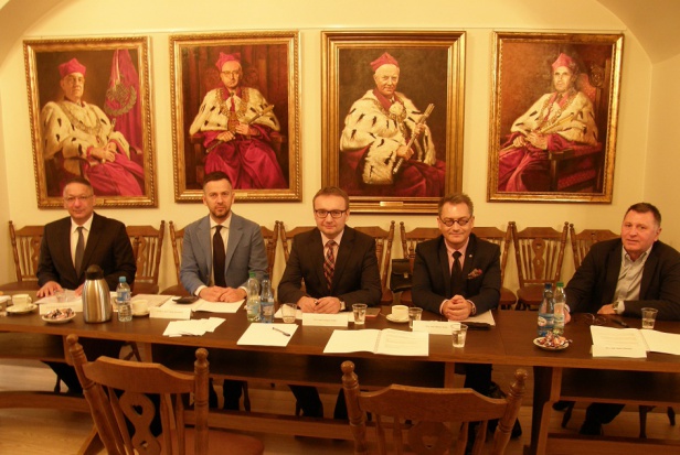 Część ustna PES z chirurgii stomatologicznej: komisja egzaminacyjna (foto: archiwum) Przybyło 21 specjalistów z zakresu chirurgii stomatologicznej