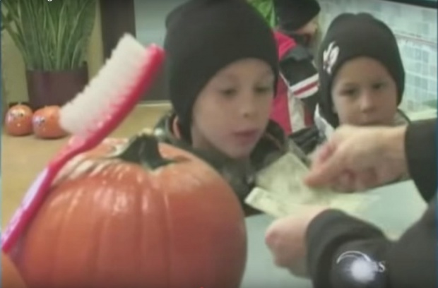 Transakcja kupna-sprzedaży w gabinecie dentysty Idzie Halloween: dentyści kupują cukierki, ale...