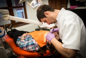 Poseł dentysta Radosław Lubczyk przy pracy (foto: Lubczyk Dent) Poseł dentysta pyta o weekendową opiekę zdrowotną