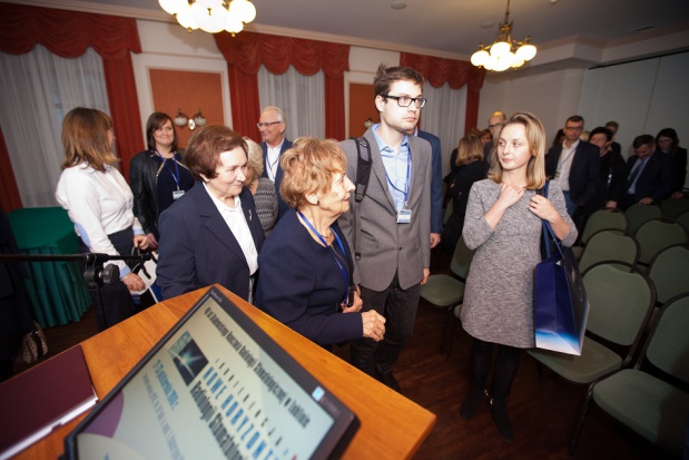 Autorytety lubelskiej stomatologii, prof. Grażyna Jarząb i prof. Teresa Bachanek, z uczestnikami konferencji. „Nowe Horyzonty Radiologii Stomatologicznej” – jak było?
