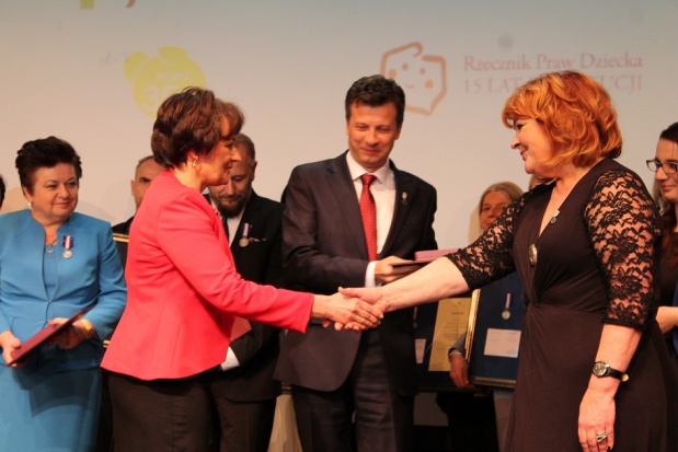 Prof. Dorota Olczak - Kowalczyk odbiera gratulacje od Mirosławy Kątnej, przewodniczącej Komitetu Ochrony Praw Dziecka Prof. Dorota Olczak – Kowalczyk uhonorowana przez Rzecznika Praw Dziecka