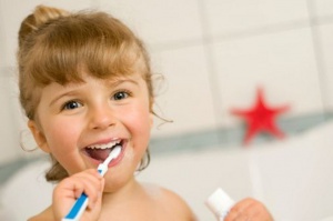 Przedszkolaki chętnie się uczą jak myć zęby (fot. pixabay) Dlaczego dentyści wizytują przedszkola?