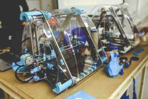 Drukarki 3D (mat. ilustracyjne) Wszczepiono protezę stawu skroniowo-żuchwowego z wykorzystaniem techniki 3D