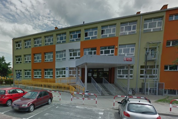 Publiczna Szkoła Podstawowa z Oddziałami Integracyjnymi nr 7 w Stalowej Woli (źródło: Google Maps) Naciągany NFZ – efekt, szkoła bez dentysty
