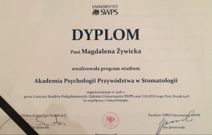 Dyplom dr Magdaleny Żywickiej (źródło: FB) Grupa dentystów z dyplomem Akademii Psychologii Przywództwa w Stomatologii