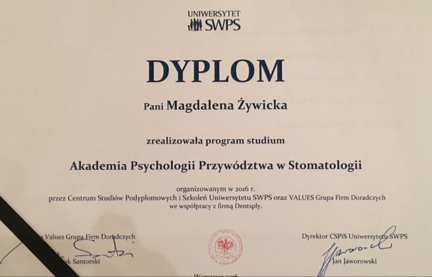 Dyplom dr Magdaleny Żywickiej (źródło: FB) Grupa dentystów z dyplomem Akademii Psychologii Przywództwa w Stomatologii