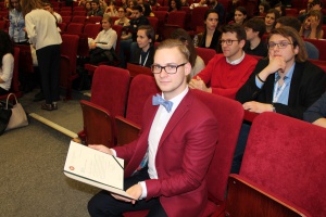 List gratulacyjny rektora WUM w rękach Michała Dudzińskiego Konferencja PTSS: Let’s Dens wysoko stawia poprzeczkę
