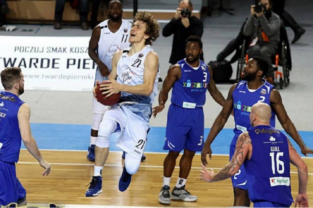 Polski Cukier Toruń (Twarde Pierniki) w akcji Bellastoma parterem lidera Basket Ligi