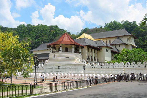 Świątynia, w której znajduje się ząb Buddy, Kandy na Sri Lance (fot. Wikipedia) Świątynie dla jednego zęba