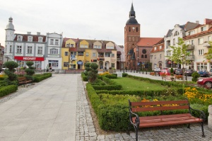 Biskupiec rynek (źródło: Wikipedia) Dentysta Andrzej Olczak przebadał pierwszoklasistów z Biskupca