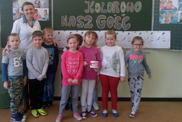 Stomatolog Karolina Banaszczyk podczas wizyty w szkole w Szydłowcu Szydłowiec: Biały ząbek w szkole
