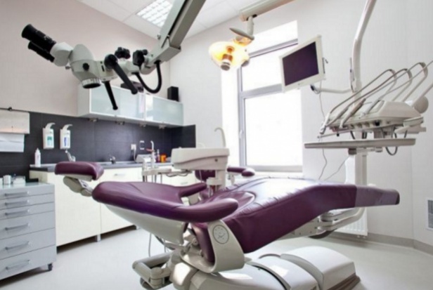 Fotele dentystyczne powinny podczas świąt świecić pustkami, to w teorii (fot. pixabay) Boże Narodzenie nie dla wszystkich dentystów w pełni świąteczne