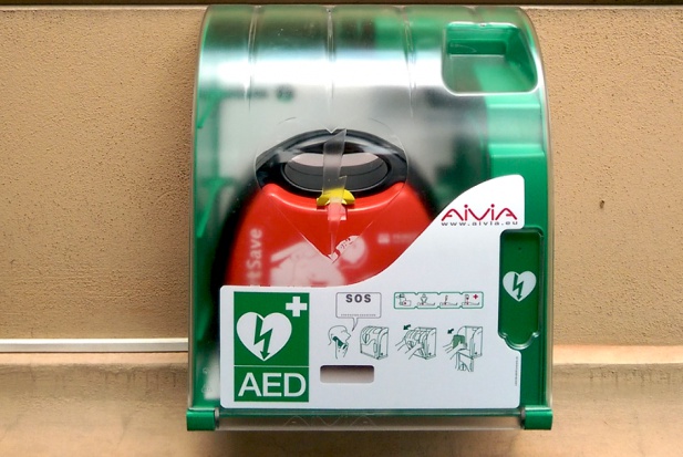 Defibrylator w gabinecie dentystycznym (źródło: Wikipedia) Centrum Stomatologii Estetycznej Monika Bogusz stawia na automatyczne defibrylatory AED