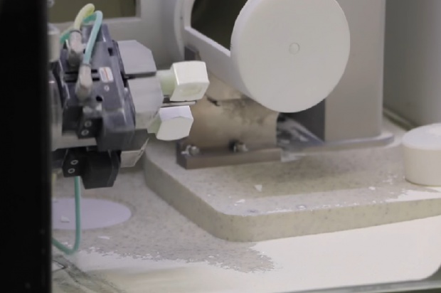 Roboty w produkcji implantów Implanty z coraz mniejszym udziałem człowieka