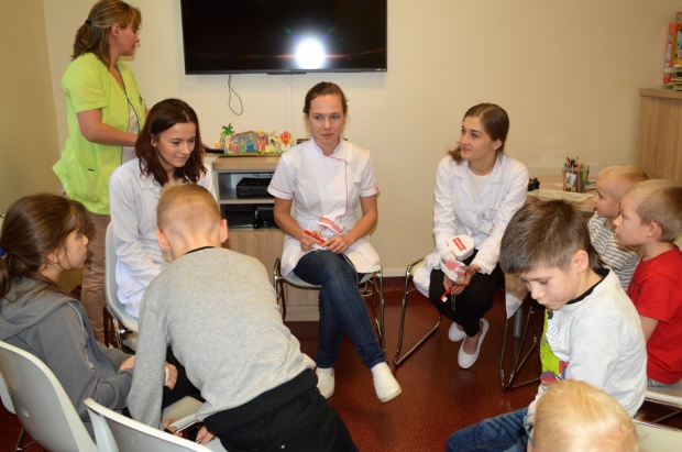 GTSS u chorych dzieci (foto: FB PTSS Gdańsk) Gdańskie Towarzystwo Studentów Stomatologii z chorymi dziećmi