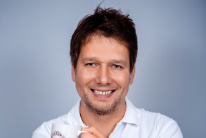 lek. dent. Przemysław Stankowski ze Stankowscy & Białach Stomatologia w Poznaniu (foto: Kiretaż – ratunek dla zębów